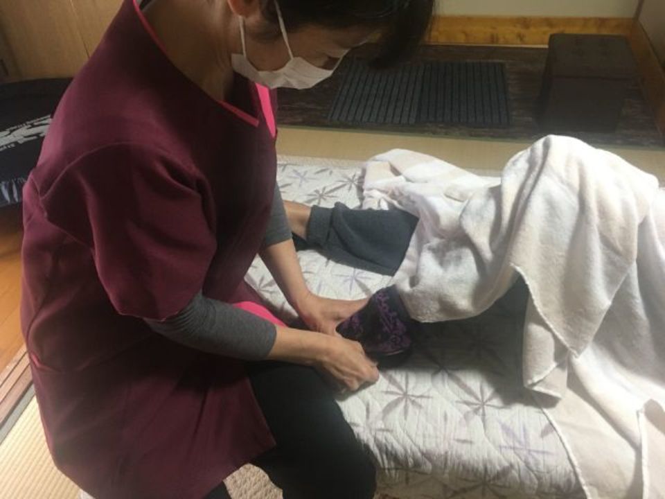 足つぼをマッサージしている